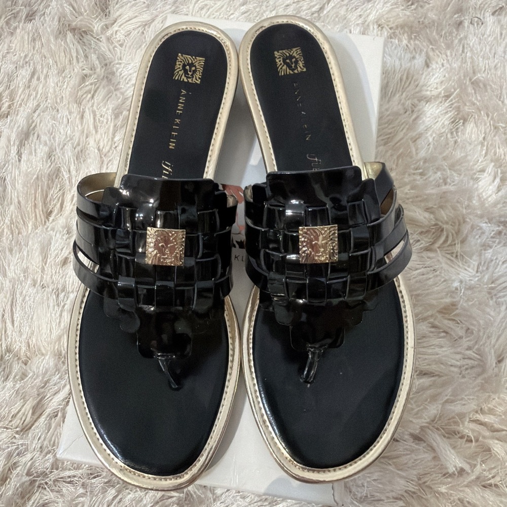 Anne Klein IFlex Woven Patent Slide Sandals Womens 10 Black Gold Logo Mule Wedge - Picture 2 of 11